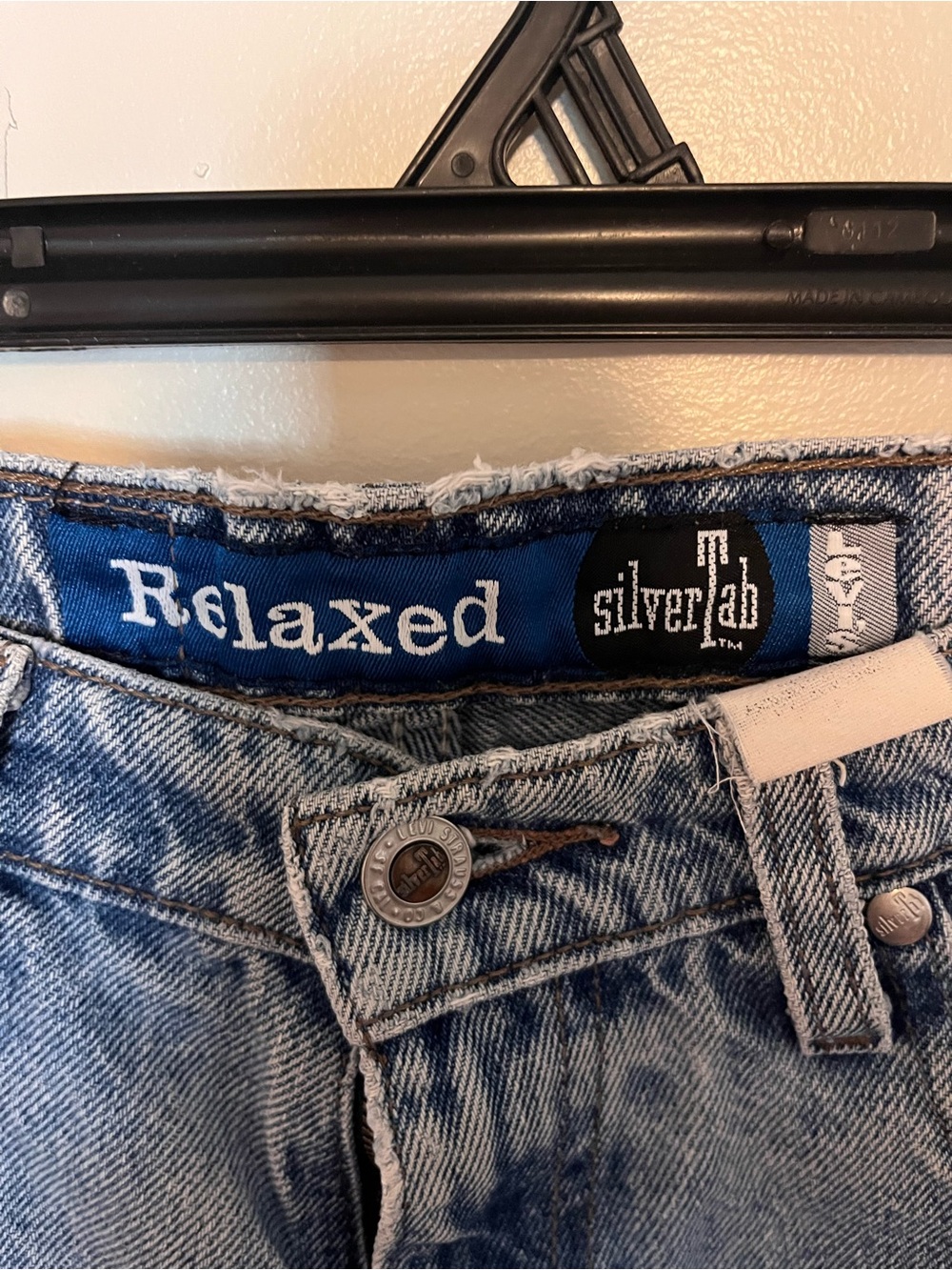 Vintage Levi’s Silver Tab Relaxed Fit Cutoff Denim Jean Shorts - Picture 3 of 4